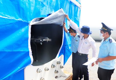 Cán bộ Chi cục Hải quan Vân Phong kiểm tra, giám sát hàng hóa xuất nhập khẩu tại Cảng Tổng hợp Nam Vân Phong. Cán bộ Chi cục Hải quan Vân Phong kiểm tra, giám sát hàng hóa xuất nhập khẩu tại Cảng Tổng hợp Nam Vân Phong.